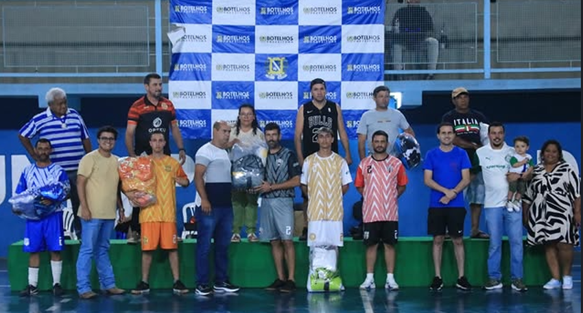 Prefeitura fortalece o esporte e entrega novos uniformes a equipes do município