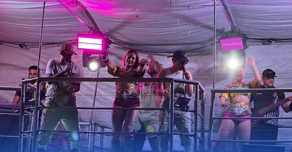 Pré-Carnaval de Botelhos reúne grande público em noite de música e animação